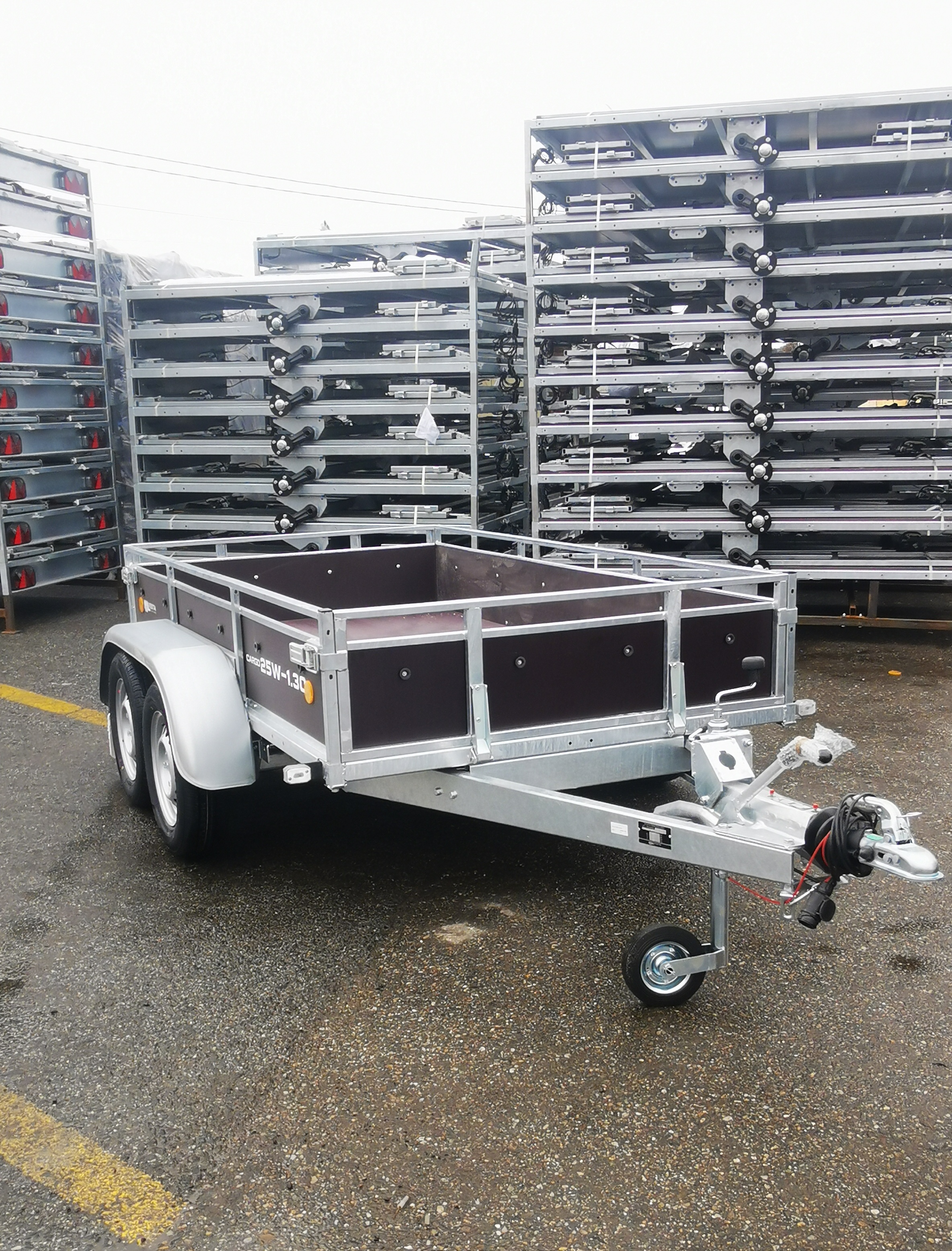 Remorca VESTA CARGO, 1300/1750 kg — 250×135×40 cm